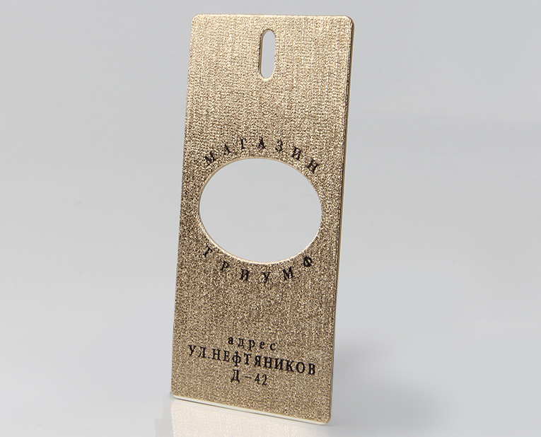 不同吊牌機(jī)制作的產(chǎn)品互補長短