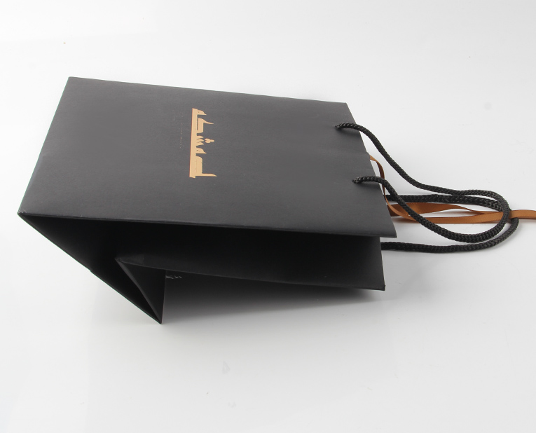 當(dāng)印品出現(xiàn)了劃痕皮具紙袋工廠是怎么一一排查出原因的？