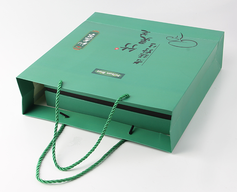 專業(yè)的手表紙袋訂做老師傅就連紙張PH值也會精準(zhǔn)計(jì)算