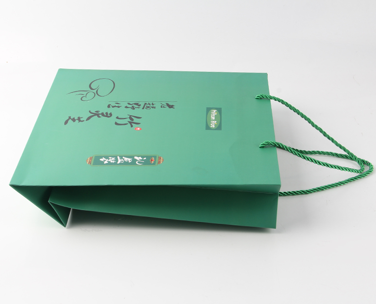 專業(yè)的手表紙袋訂做老師傅就連紙張PH值也會精準(zhǔn)計(jì)算