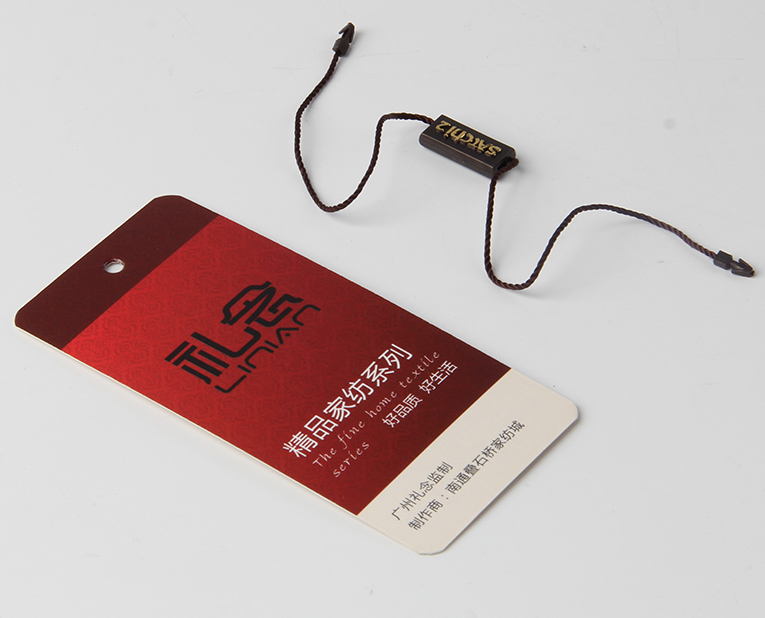 衣服吊牌在定做時(shí)出幺蛾子，制造商這樣做不懼怕劃痕