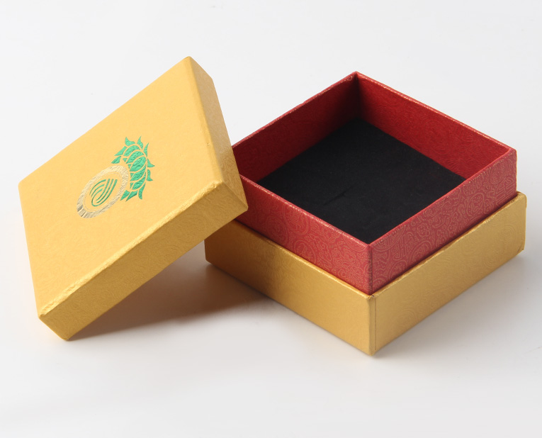 代表化妝品盒子廠家的老師傅，仔細(xì)比對(duì)3個(gè)小時(shí)，只為品質(zhì)