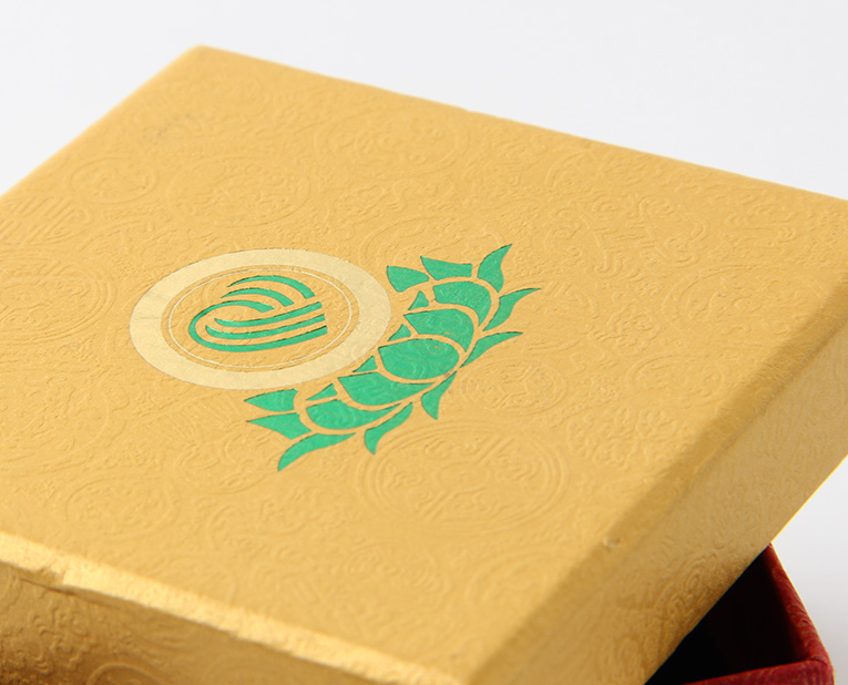 代表化妝品盒子廠家的老師傅，仔細(xì)比對(duì)3個(gè)小時(shí)，只為品質(zhì)