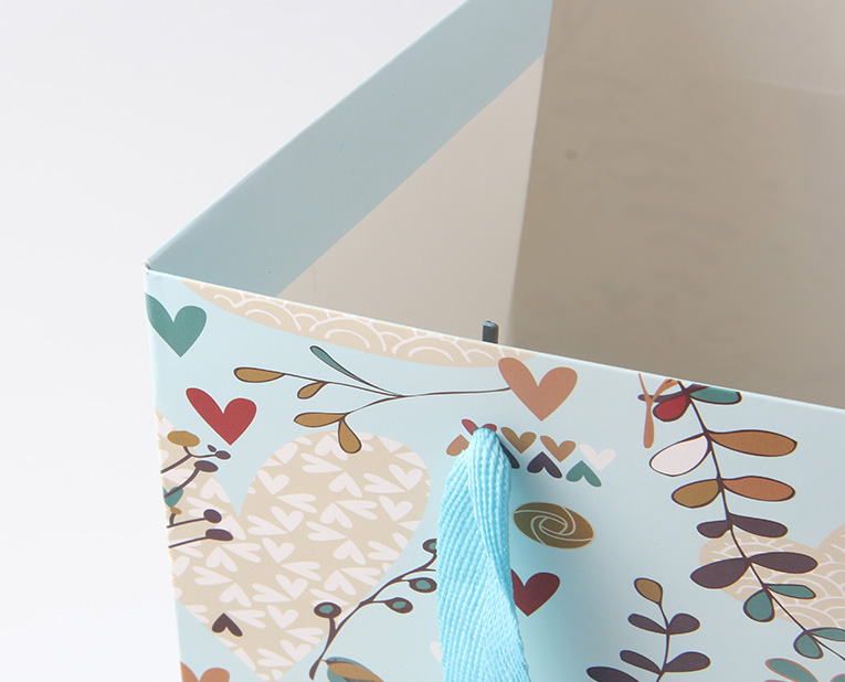 抗凍光油，讓化妝品禮品袋廠在冬天也能換發(fā)光彩