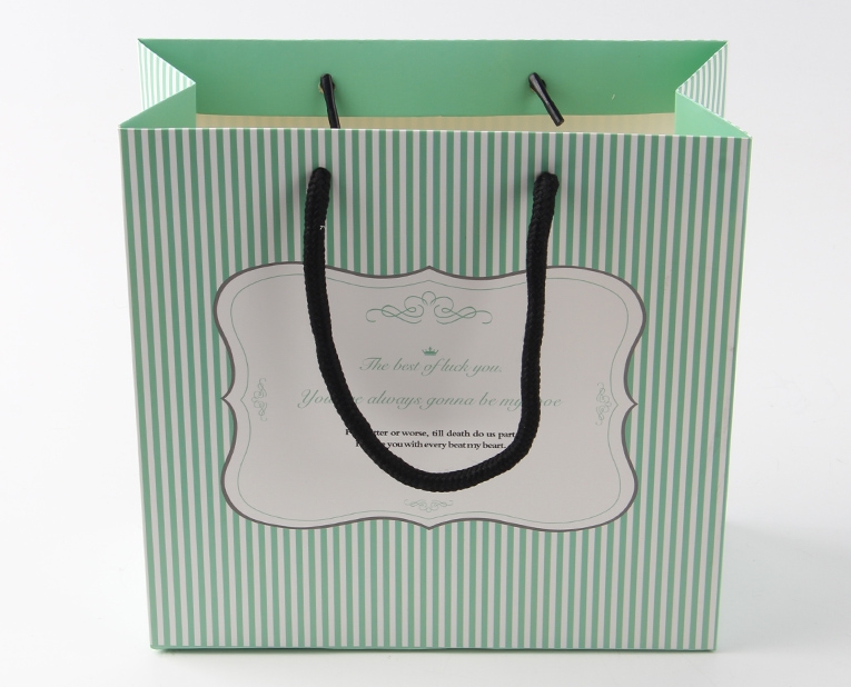 化妝品的包裝袋在訂做時必須區(qū)分清紅、白2種燥油