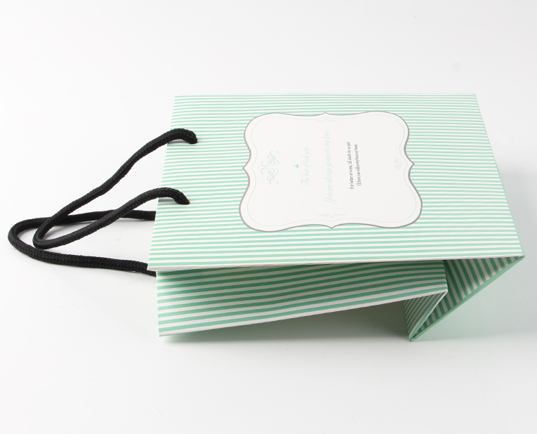 化妝品的包裝袋在訂做時必須區(qū)分清紅、白2種燥油