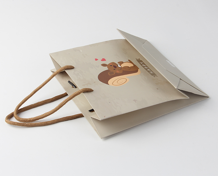 服裝紙袋在面對(duì)年底的訂做潮面前得理性、專業(yè)處理