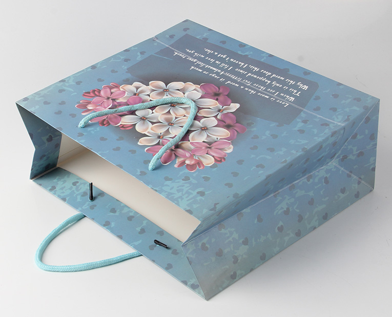 衣服的禮品袋在年底廠家?guī)煾狄ＷC黏度，需要很大功夫