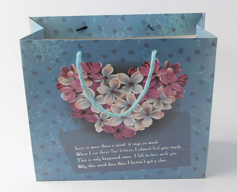 衣服的禮品袋在年底廠家?guī)煾狄ＷC黏度，需要很大功夫