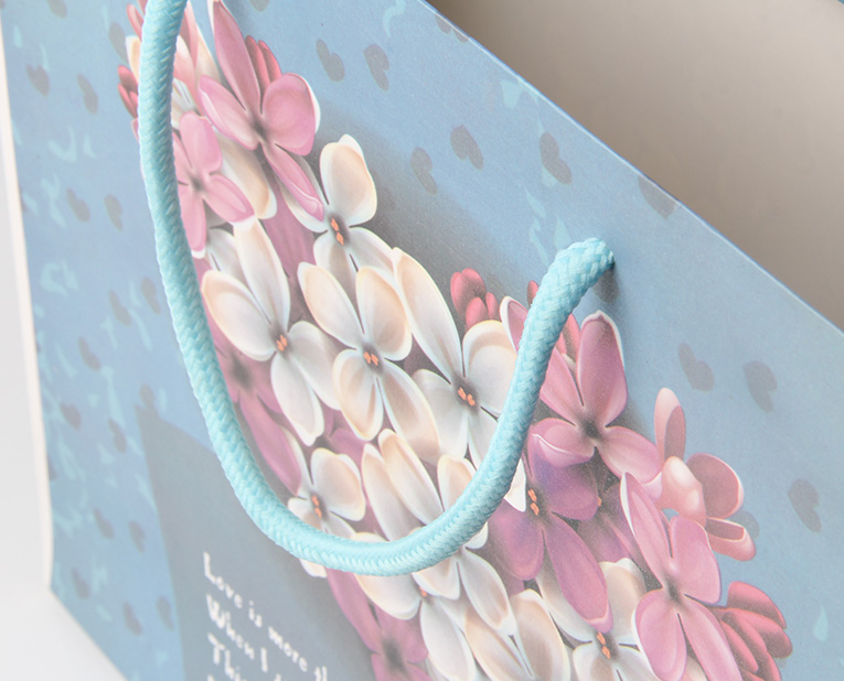 衣服的禮品袋在年底廠家?guī)煾狄ＷC黏度，需要很大功夫