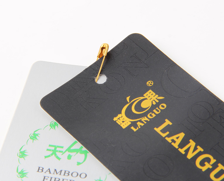 在選擇服裝紙牌定做工藝時，客人并不是最大的