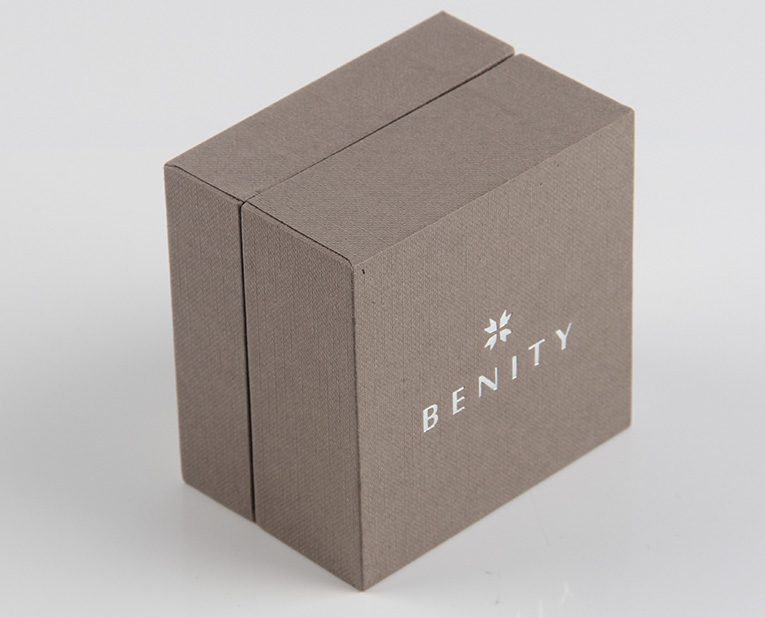 珠寶精裝盒廠寄過(guò)來(lái)的樣品，你得聽我的這樣檢查才行！