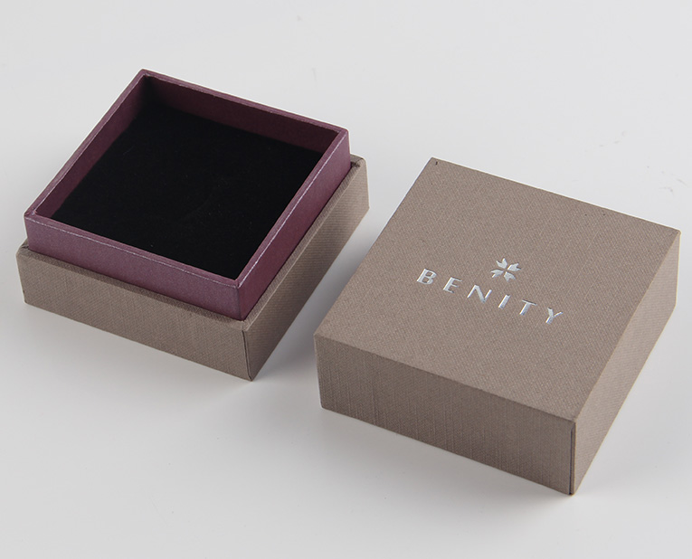 珠寶精裝盒廠寄過(guò)來(lái)的樣品，你得聽我的這樣檢查才行！