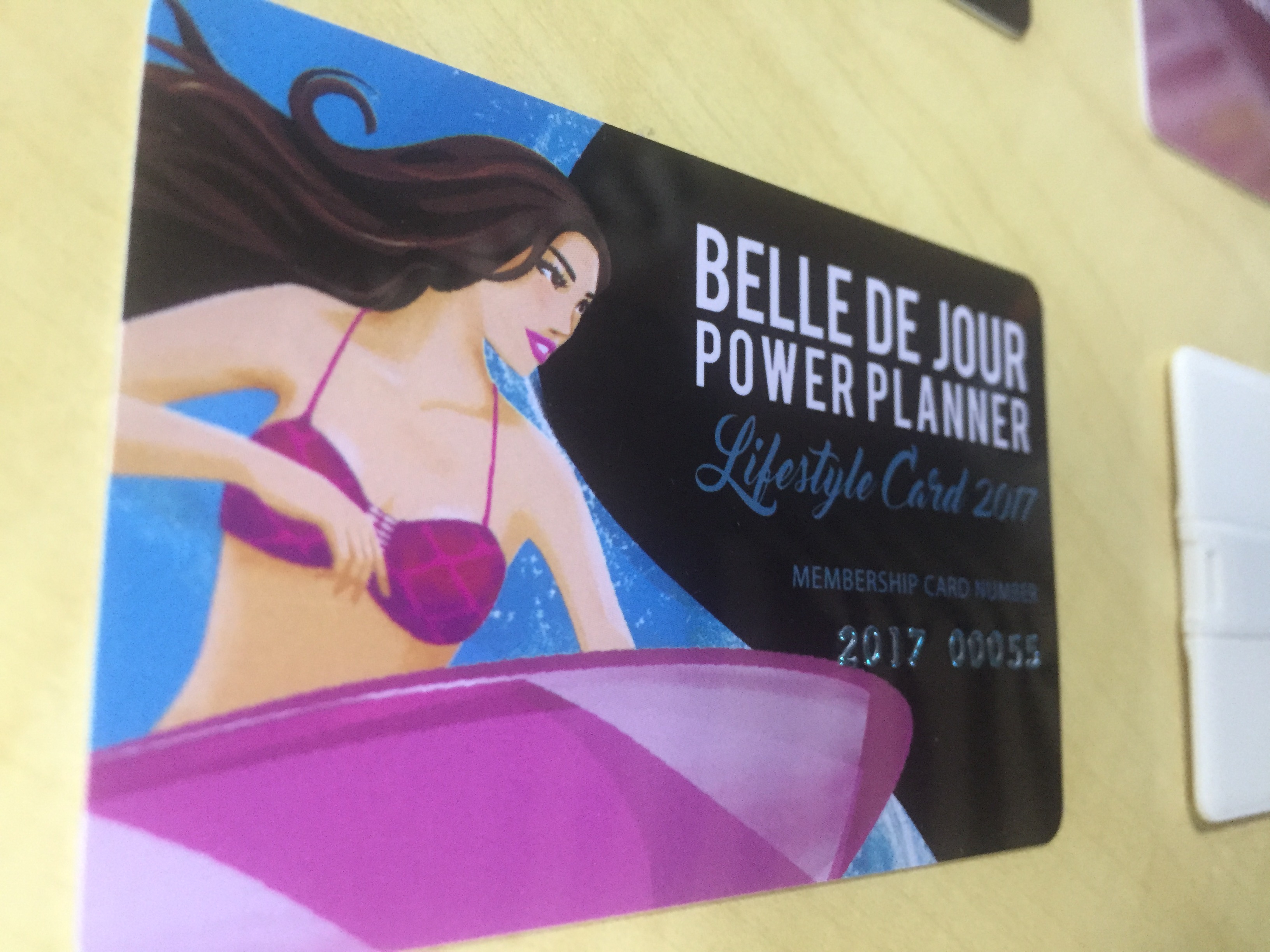 因為內(nèi)衣吊牌標(biāo)簽用pvc還是傳統(tǒng)紙牌訂做問題，成了尬聊