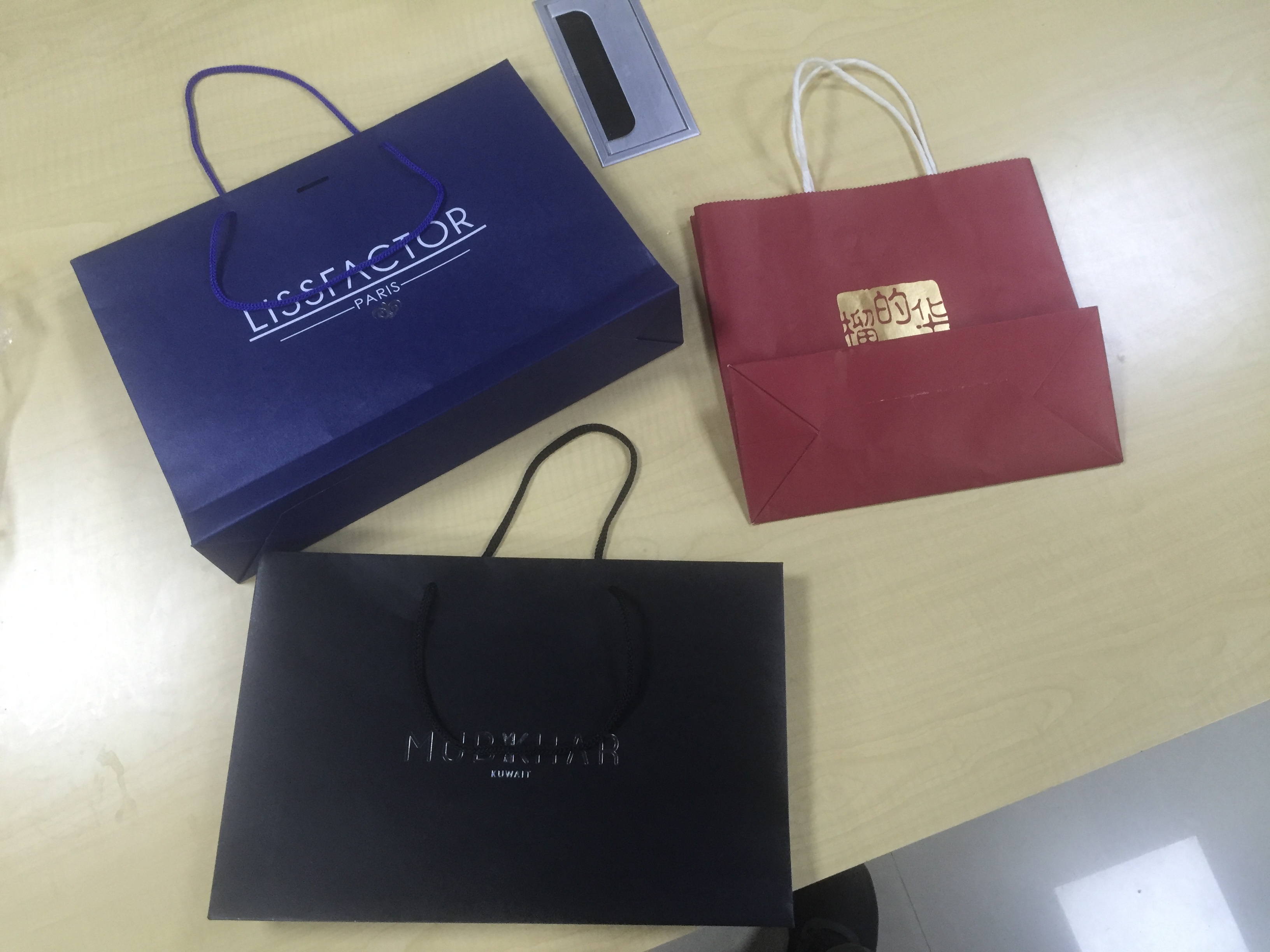 3個簡單細(xì)節(jié)的襯衫紙袋設(shè)計，能讓消費者有不一樣的體驗