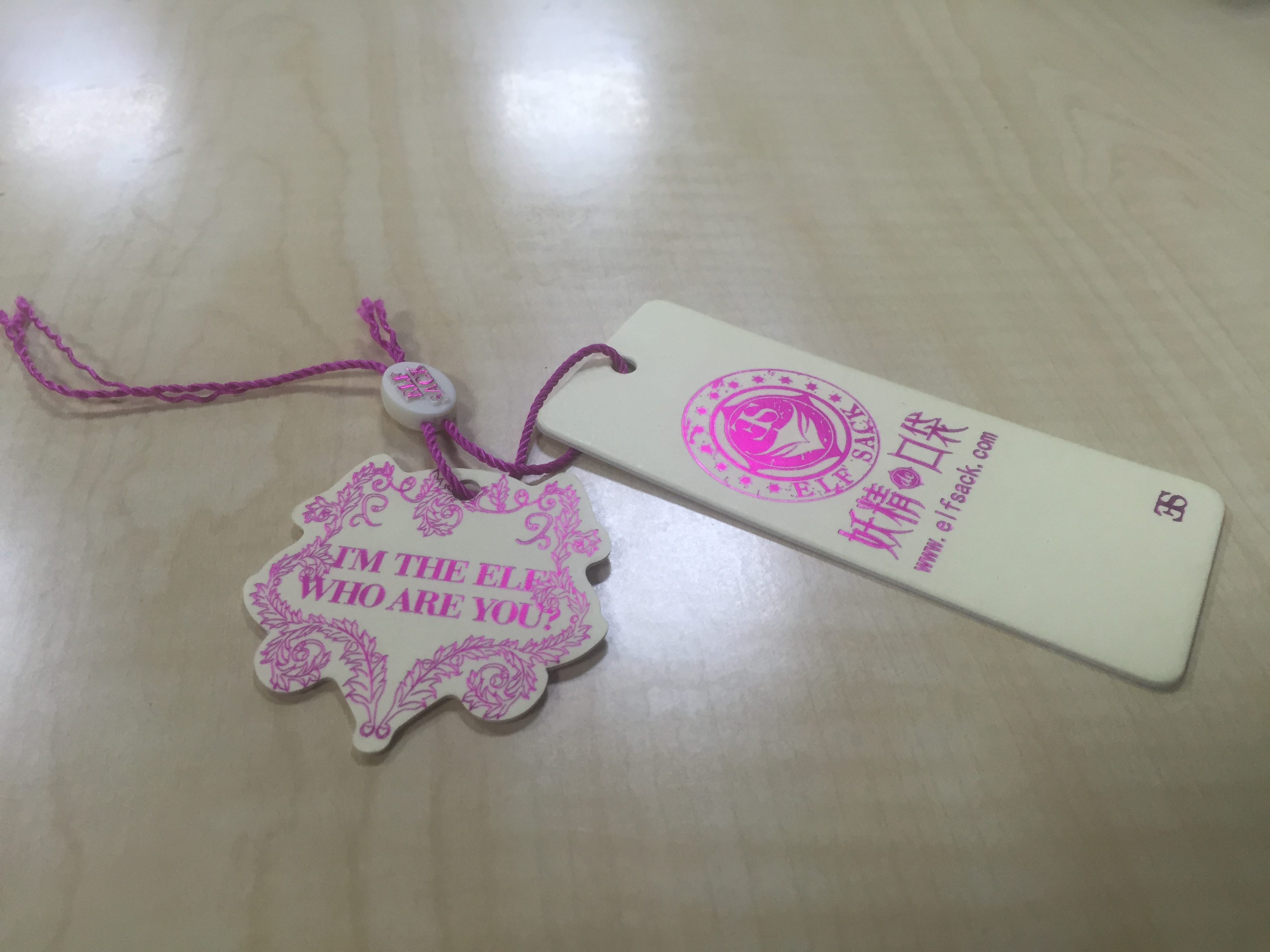 總說服裝吊牌的設(shè)計(jì)要注意燙印尺寸，解析到底是多大尺寸