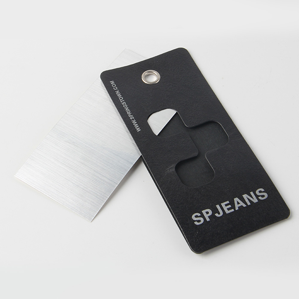 電子產(chǎn)品吊牌定制考慮好這些要素，鏤空工藝也挺不錯(cuò)